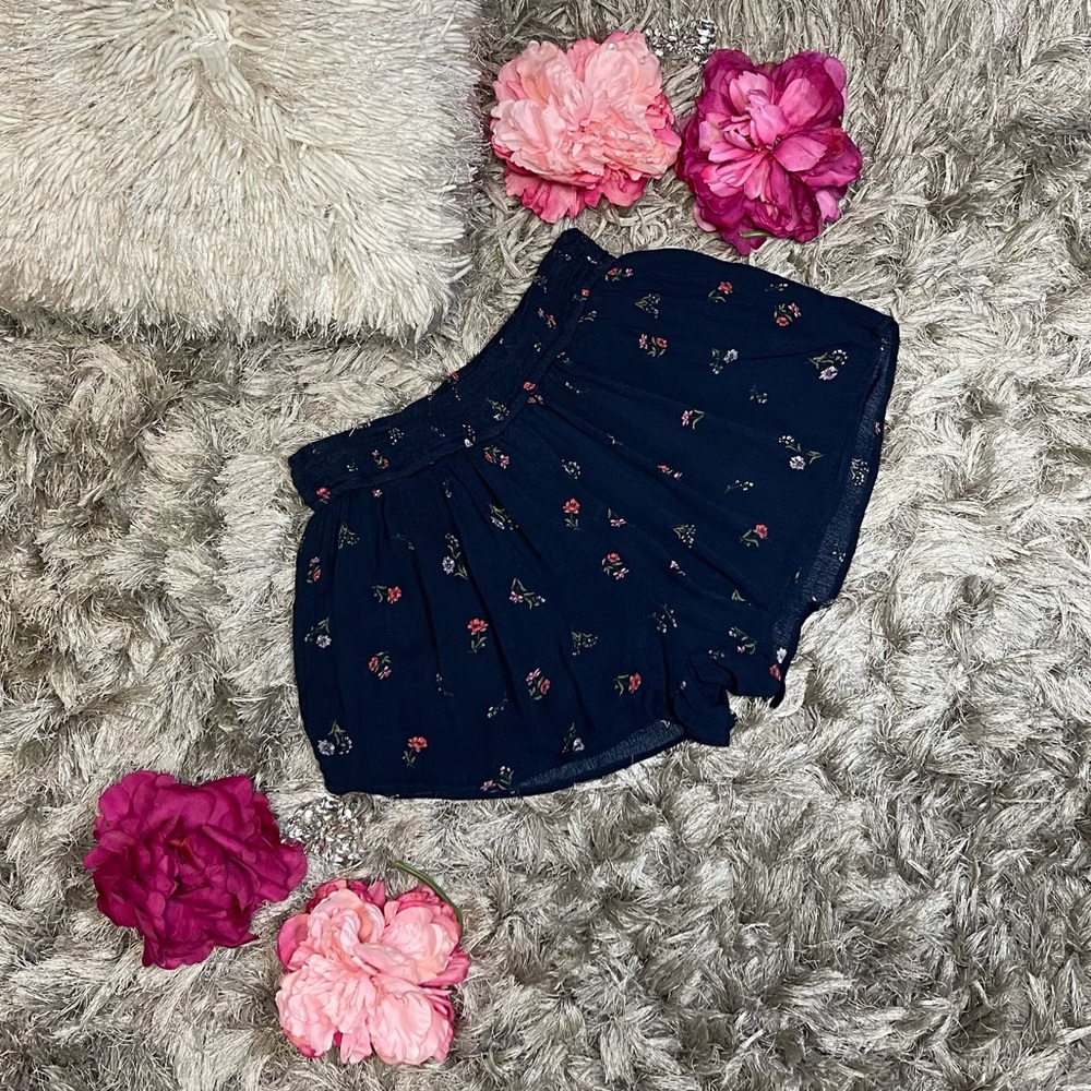 Hollister Floral Smocked Waist Shorts size M